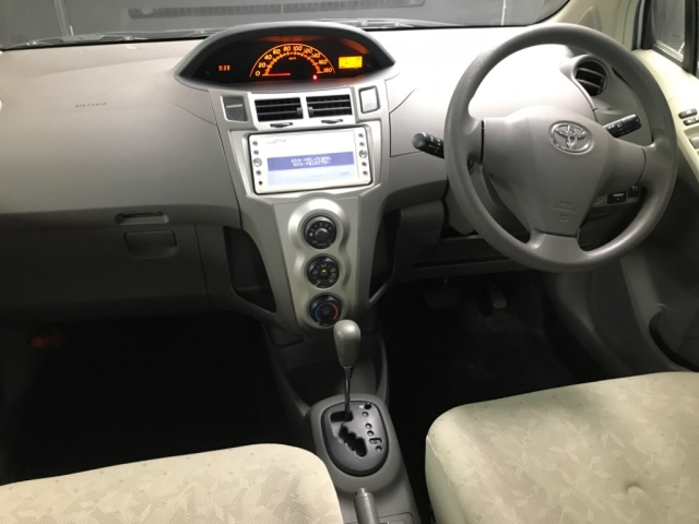 TOYOTA VITZ 2010