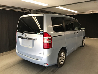 TOYOTA NOAH 2011