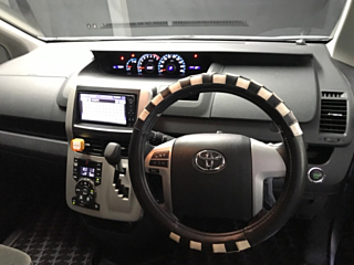 TOYOTA NOAH 2011