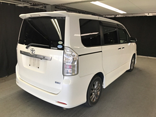 TOYOTA VOXY 2010