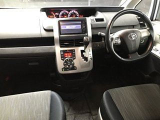 TOYOTA VOXY 2010