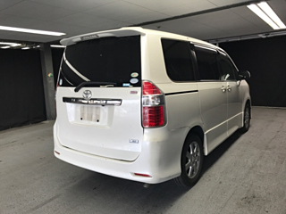 TOYOTA NOAH 2008