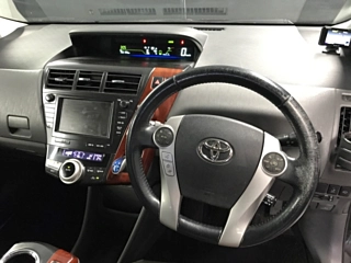 TOYOTA PRIUS ALPHA 2011