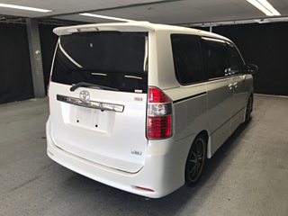 TOYOTA NOAH 2008