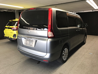 NISSAN SERENA 2010