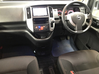 NISSAN SERENA 2010