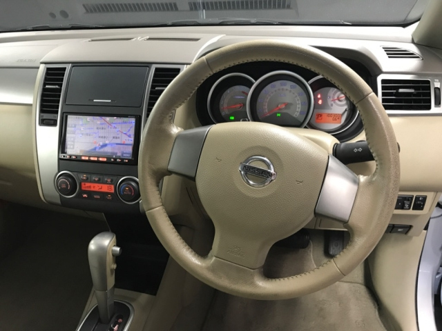 NISSAN TIIDA 2011