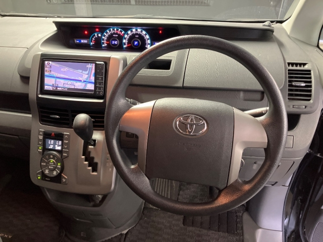 TOYOTA VOXY 2009