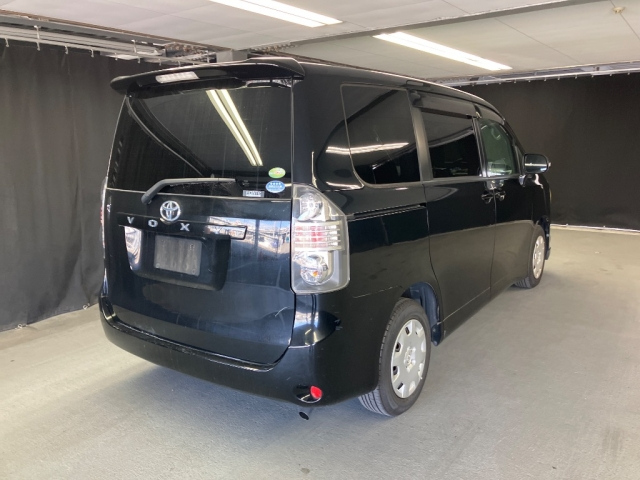 TOYOTA VOXY 2009