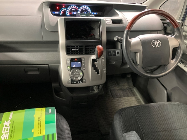 TOYOTA VOXY 2009