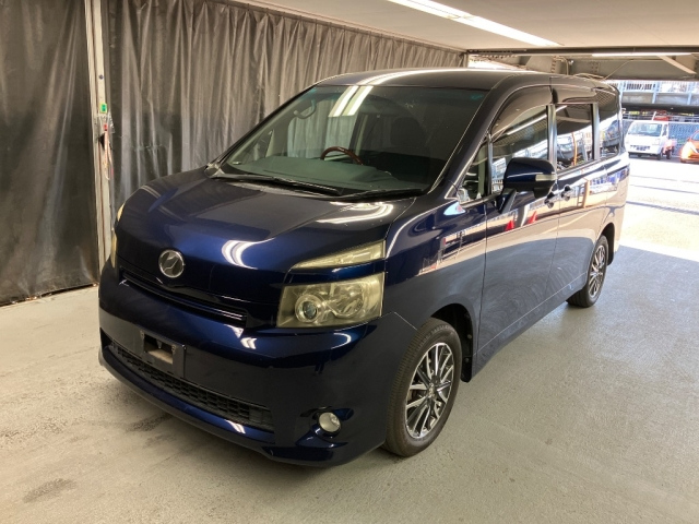 TOYOTA VOXY 2009