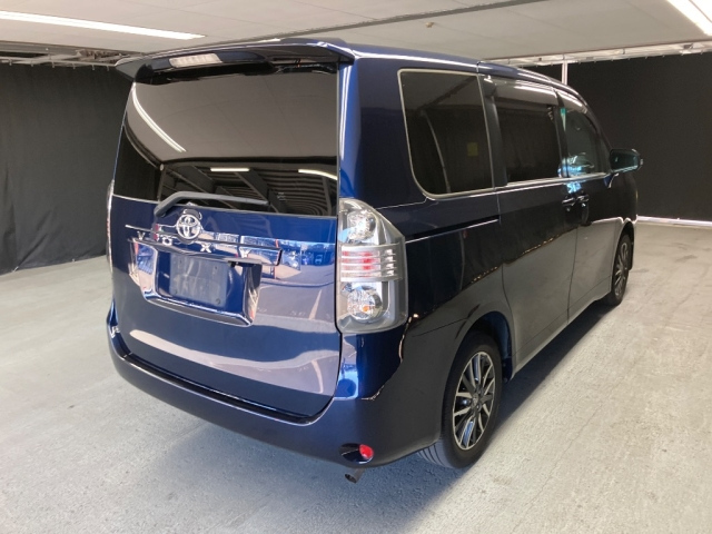TOYOTA VOXY 2009