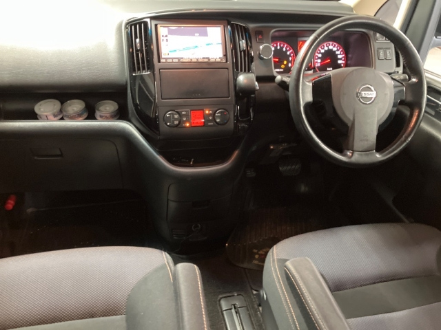 NISSAN SERENA 2010