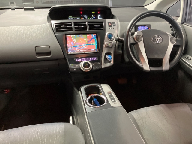 TOYOTA PRIUS ALPHA 2011