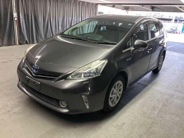 TOYOTA PRIUS ALPHA 2011
