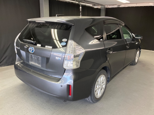 TOYOTA PRIUS ALPHA 2011