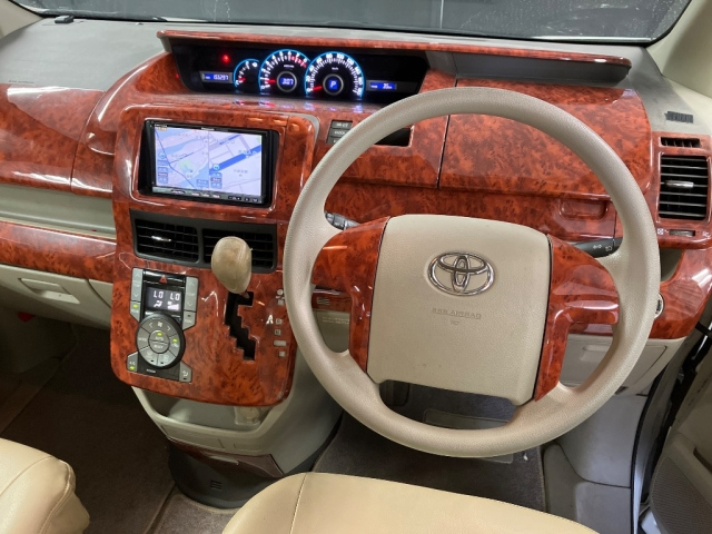 TOYOTA NOAH 2009