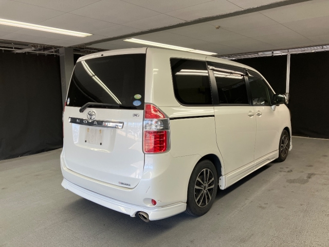 TOYOTA NOAH 2009