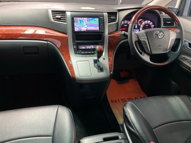 TOYOTA VELLFIRE 2010