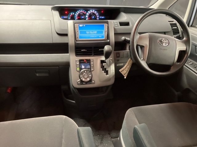 TOYOTA VOXY 2009