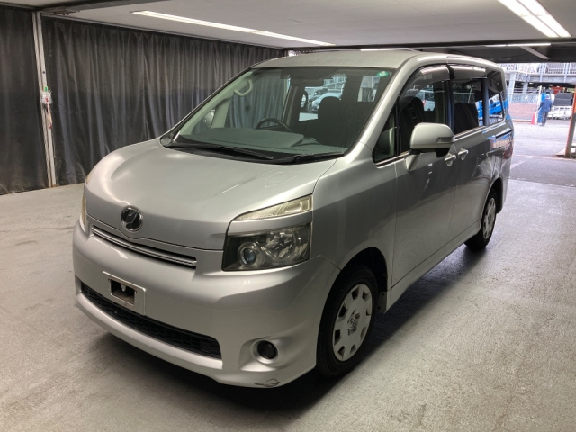 TOYOTA VOXY 2009