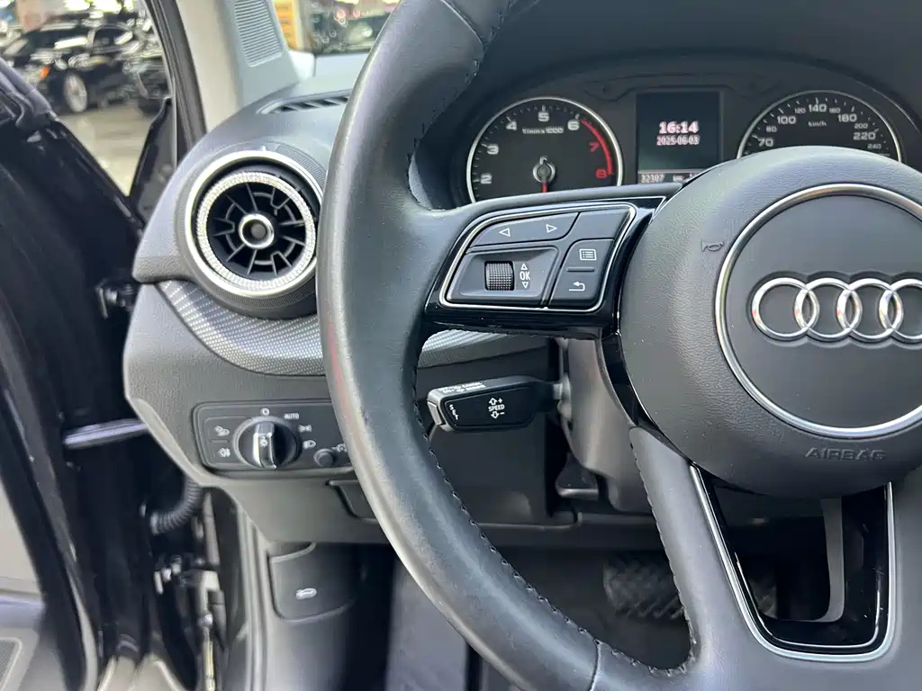 AUDI Q2L 2018
