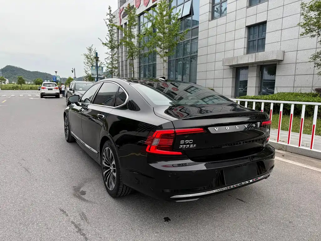 VOLVO S90 2023