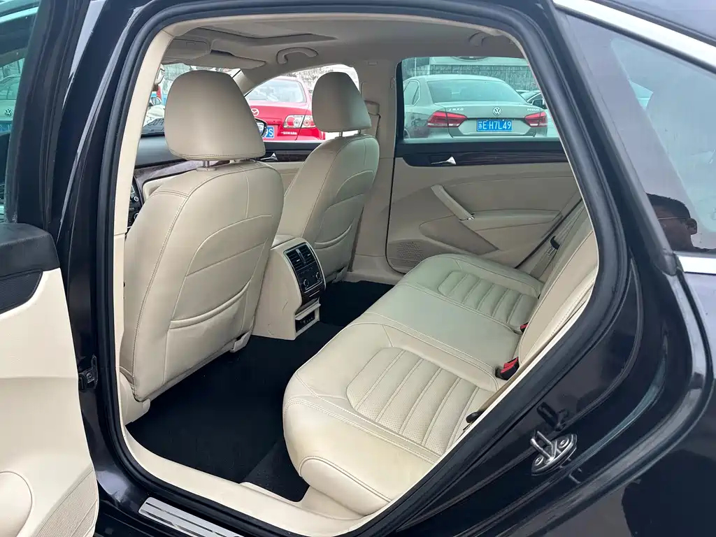 VOLKSWAGEN PASSAT 2011