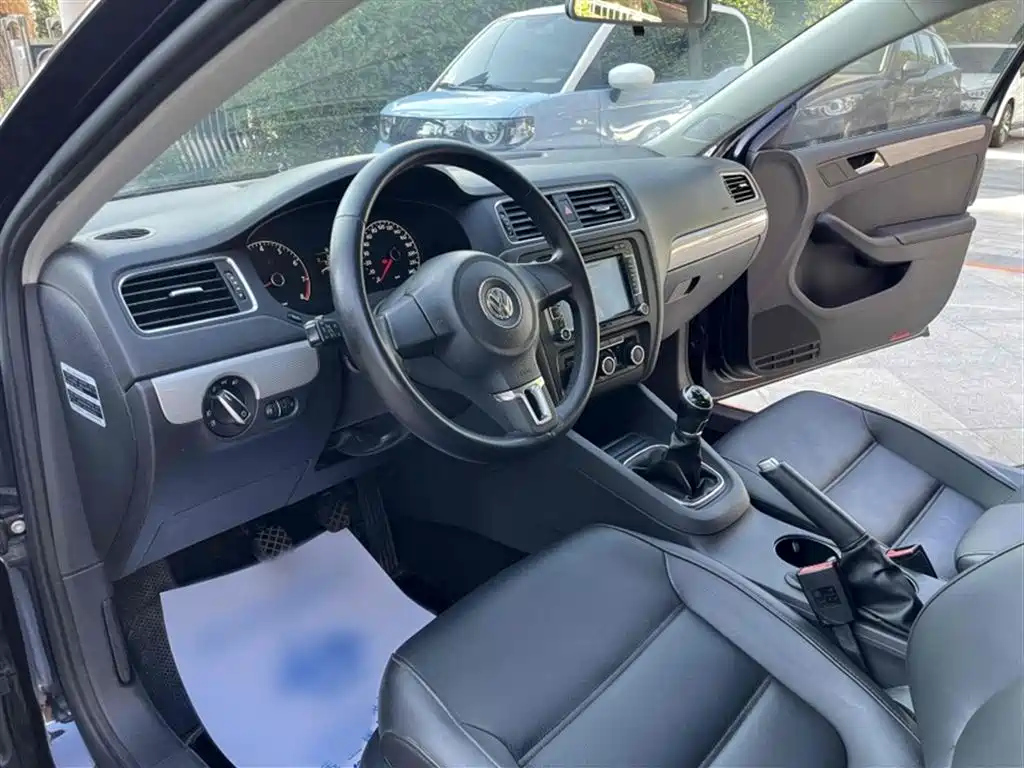 VOLKSWAGEN SAGITAR 2014