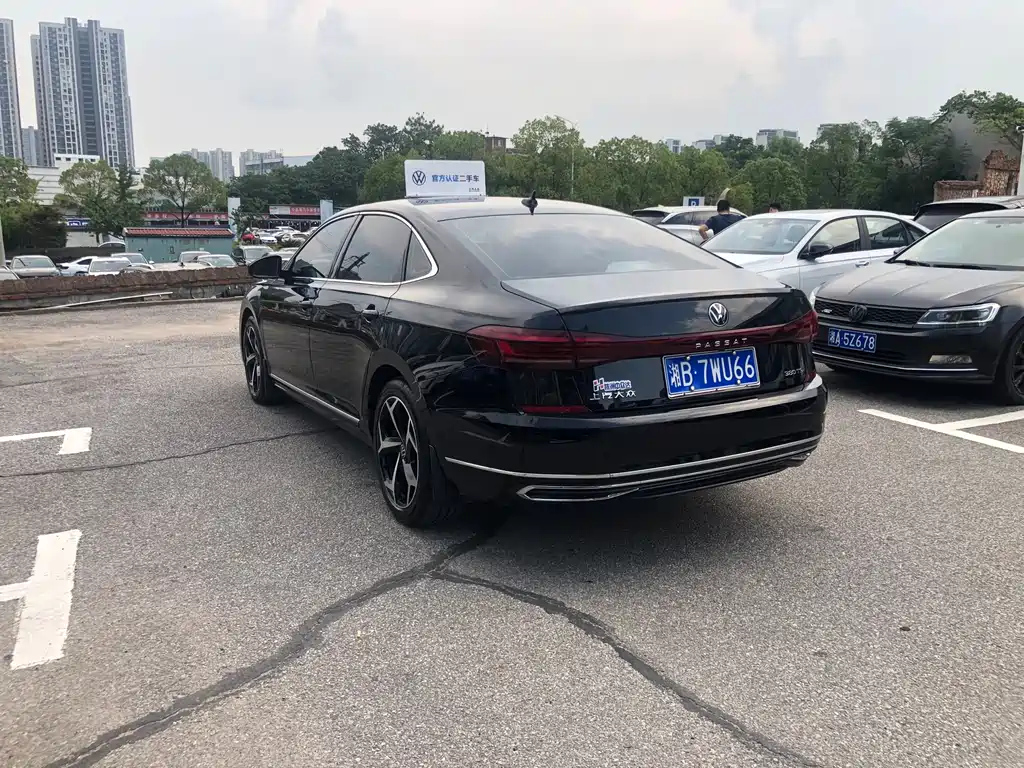 VOLKSWAGEN PASSAT 2024