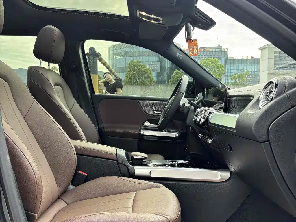 MERCEDES BENZ GLB 2023