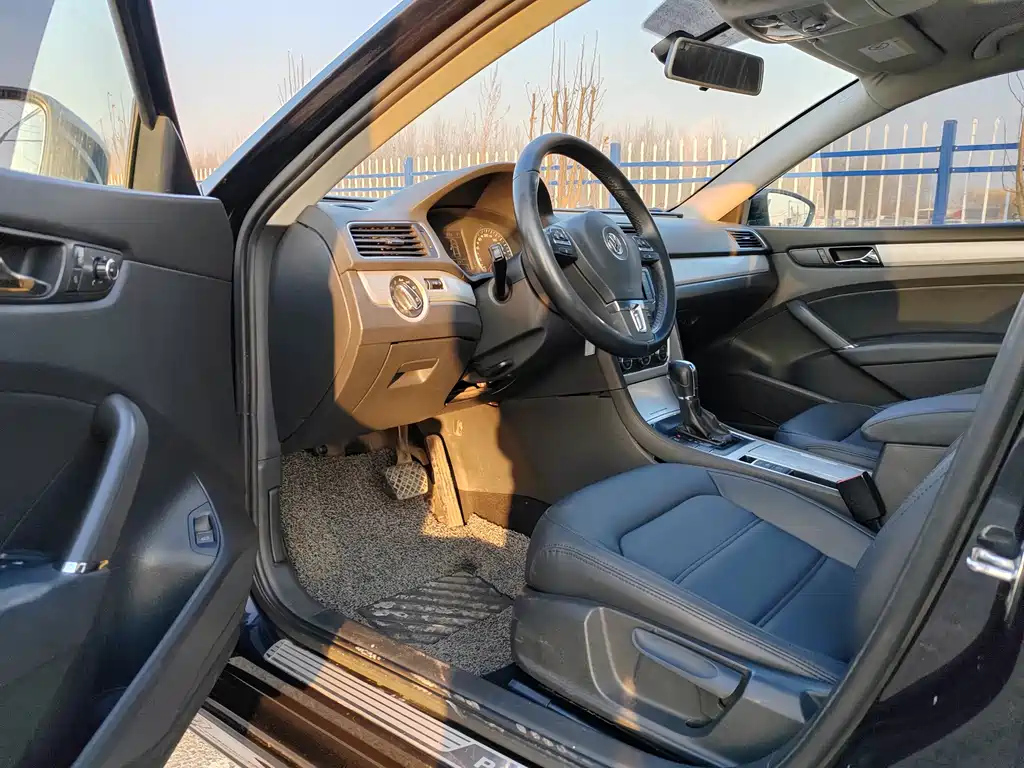 VOLKSWAGEN PASSAT 2015