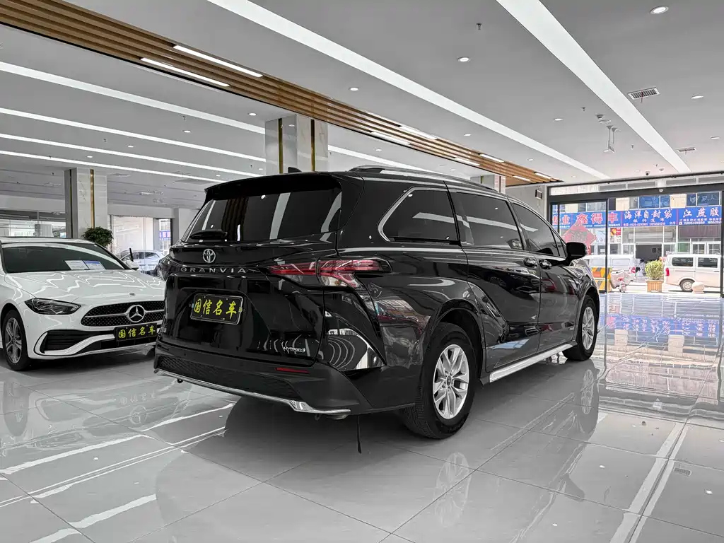 TOYOTA GRANVIA 2023