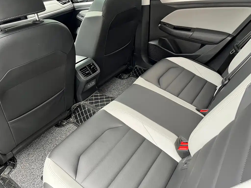 VOLKSWAGEN BORA 2023