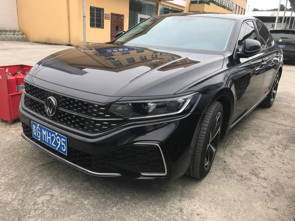 VOLKSWAGEN PASSAT 2024