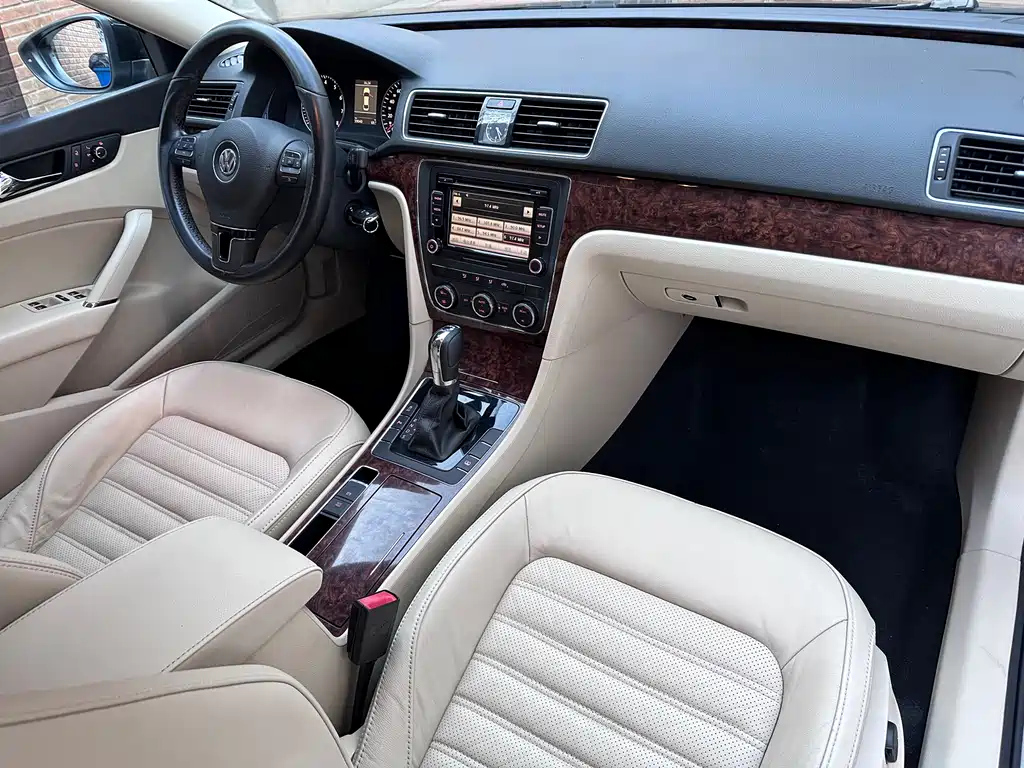 VOLKSWAGEN PASSAT 2012