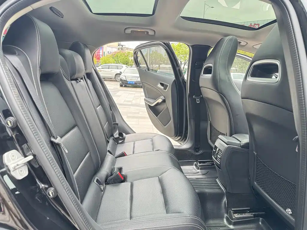 MERCEDES BENZ GLA 2015