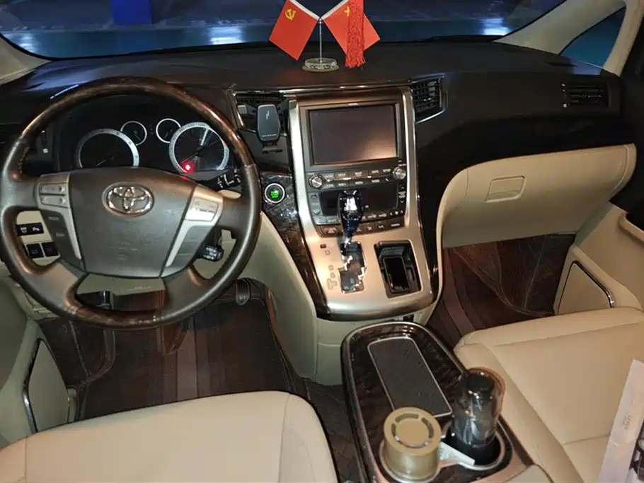 TOYOTA ALPHARD 2011