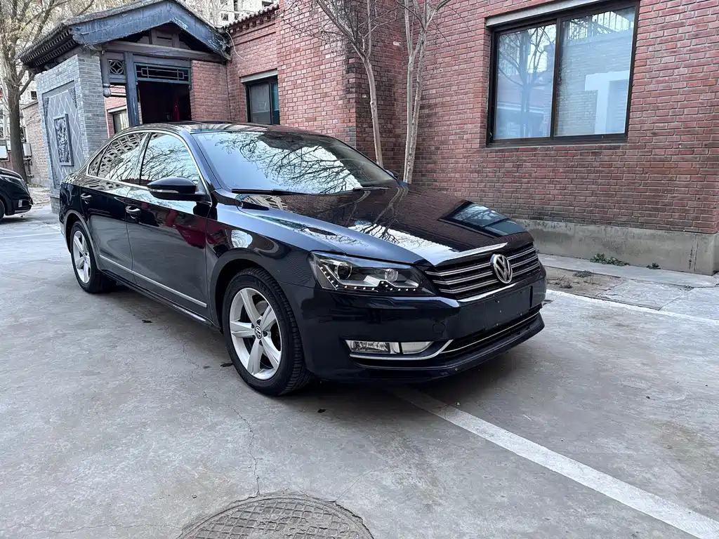 VOLKSWAGEN PASSAT 2012