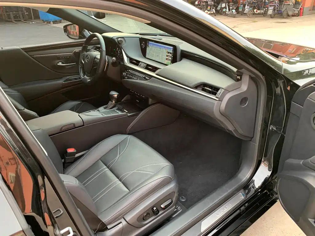 LEXUS ES 2018