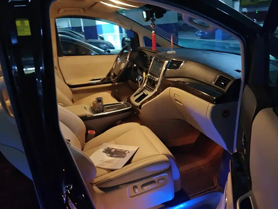 TOYOTA ALPHARD 2011