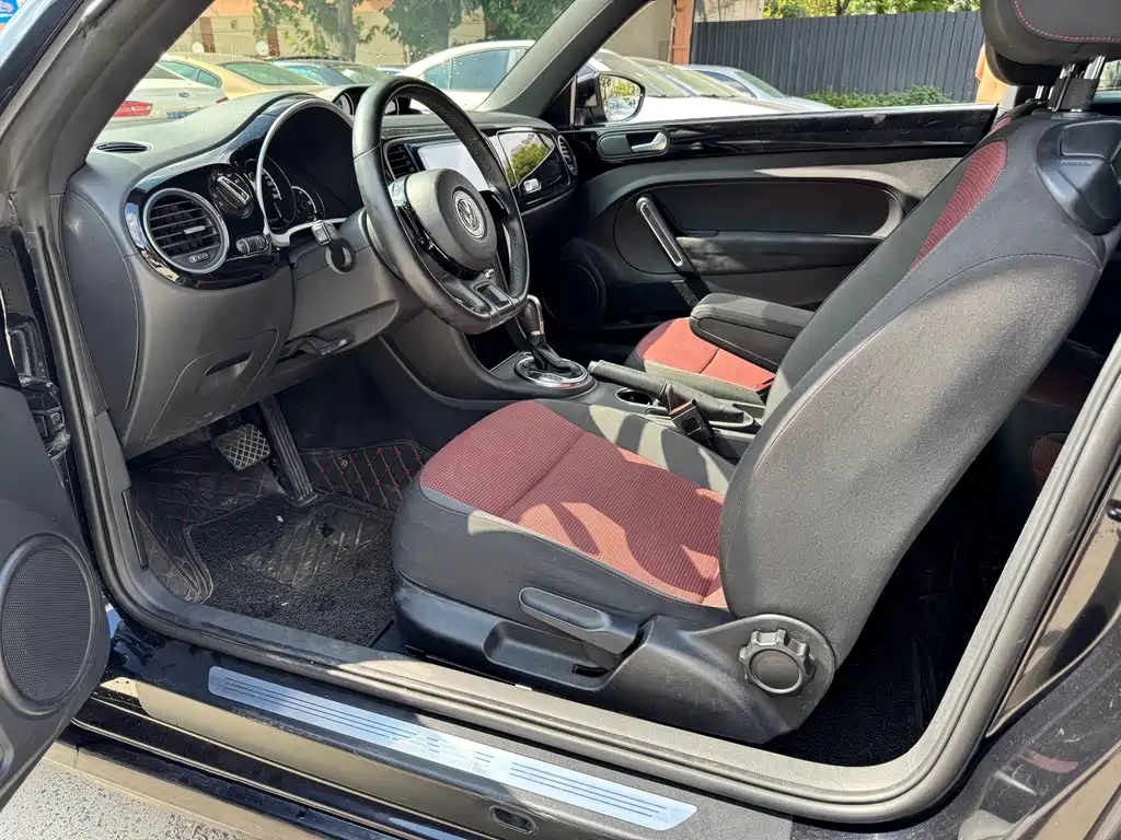VOLKSWAGEN BEETLE 2014