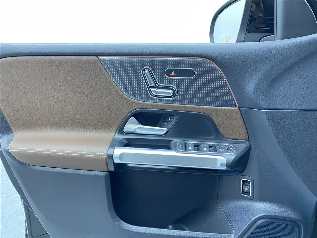 MERCEDES BENZ GLB 2023