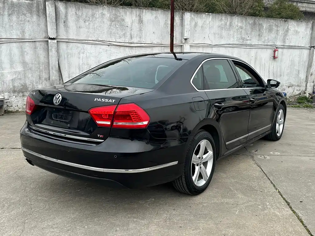 VOLKSWAGEN PASSAT 2011