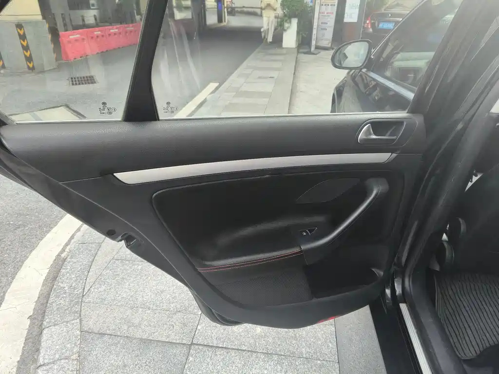 VOLKSWAGEN SAGITAR 2010