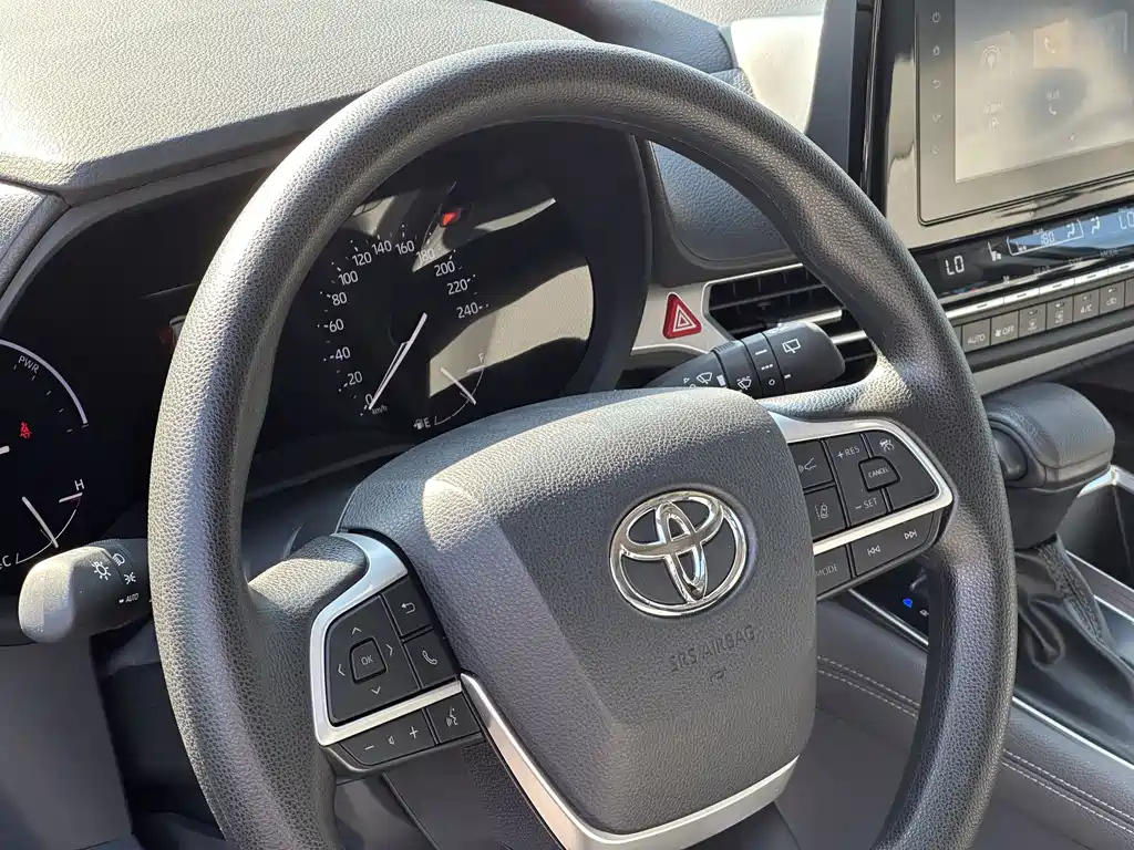 TOYOTA GRANVIA 2023