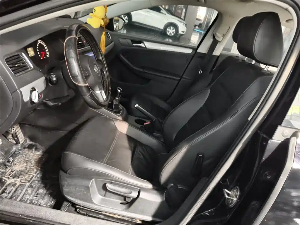 VOLKSWAGEN SAGITAR 2014