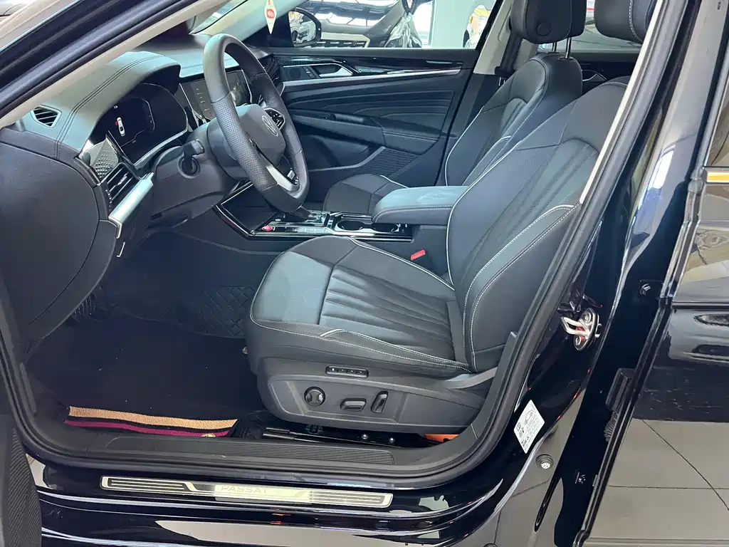 VOLKSWAGEN PASSAT 2024