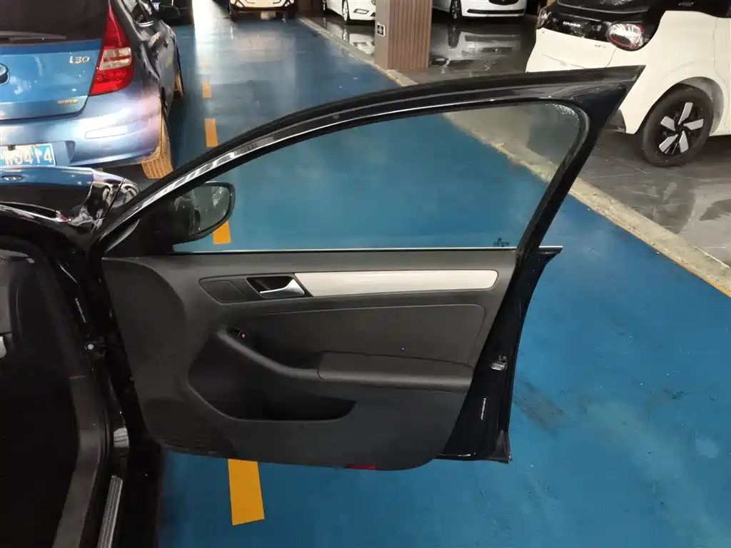 VOLKSWAGEN SAGITAR 2014