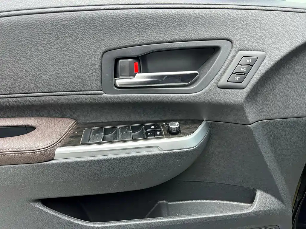 TOYOTA GRANVIA 2023